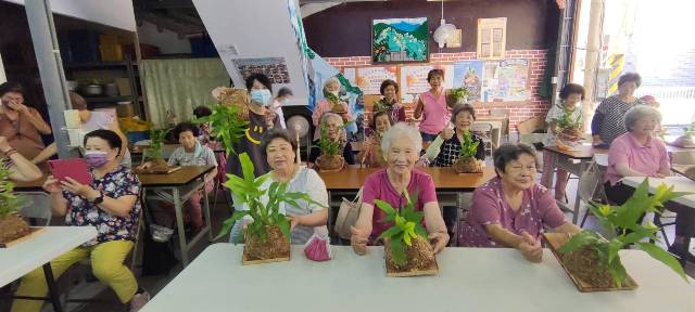 圖4.植物上板課程考驗長者的肢體運動