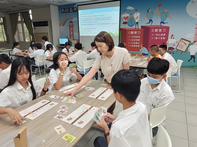 圖3、學校老師進行薯來寶桌遊教學,使學生認識馬鈴薯的一生