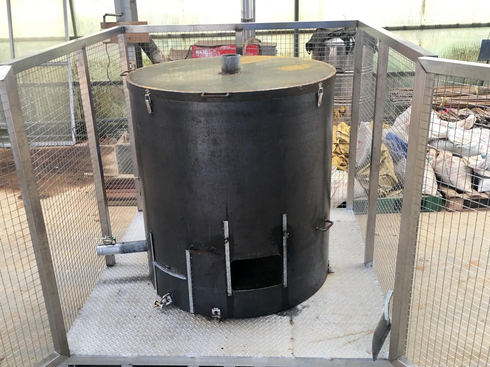 The simple TLUD biochar furnace can make mushroom waste medium into a small amount of biochar.