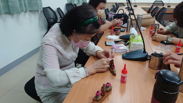 Figure 3.The green therapy course enables seniors to experience hands-on activities, training hand-eye-brain coordination.