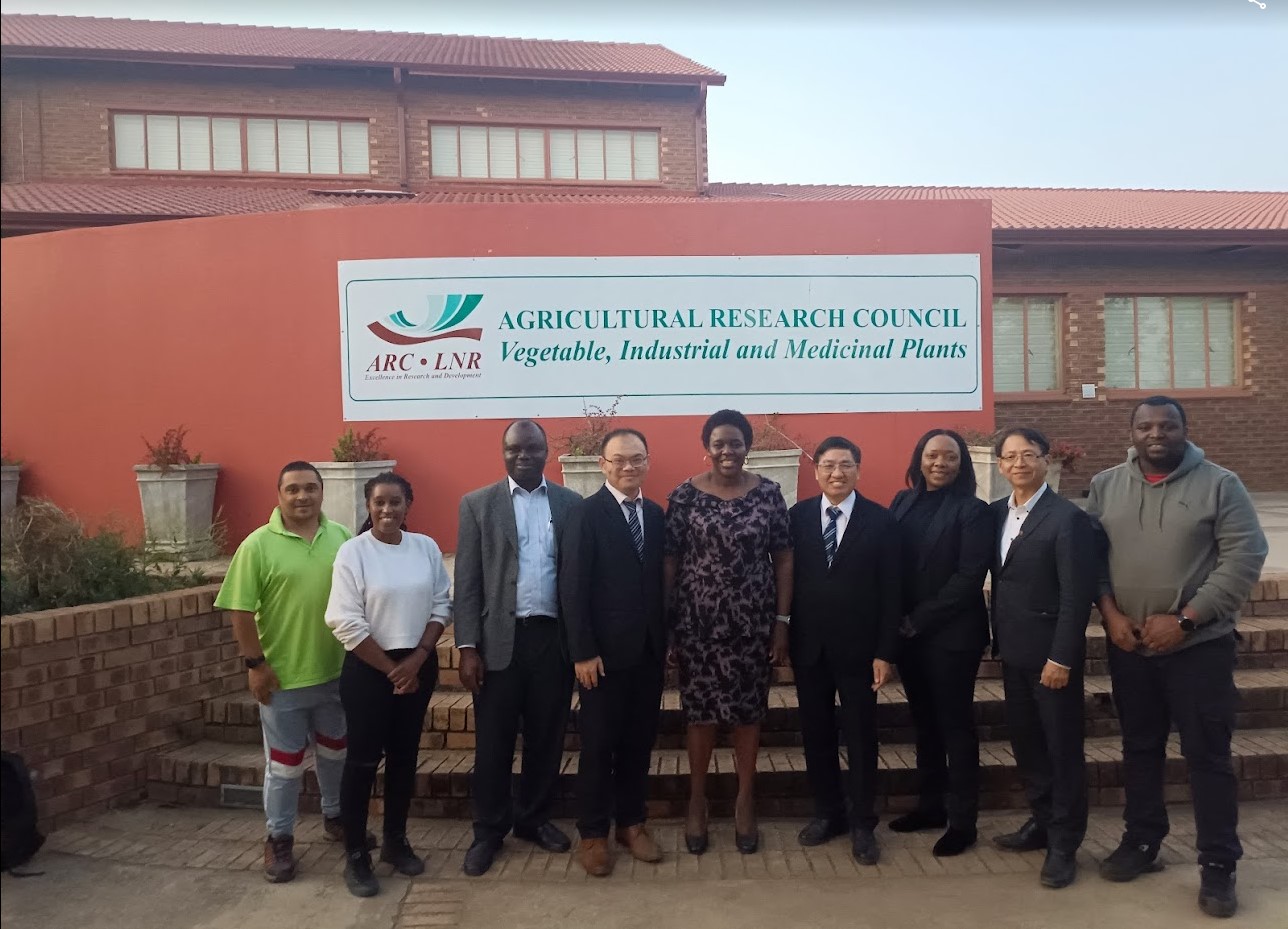 Fig 2.Group photo with researchers from the Institute of Vegetable Industry and Medicinal Plants of the South African Agricultural Research Council (ARC).