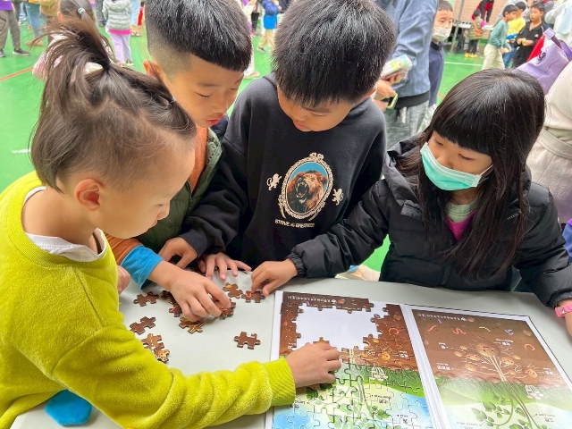 Fig4. Students work hands-on with the “Potato Plant Puzzle” to learn about the characteristics of potatoes